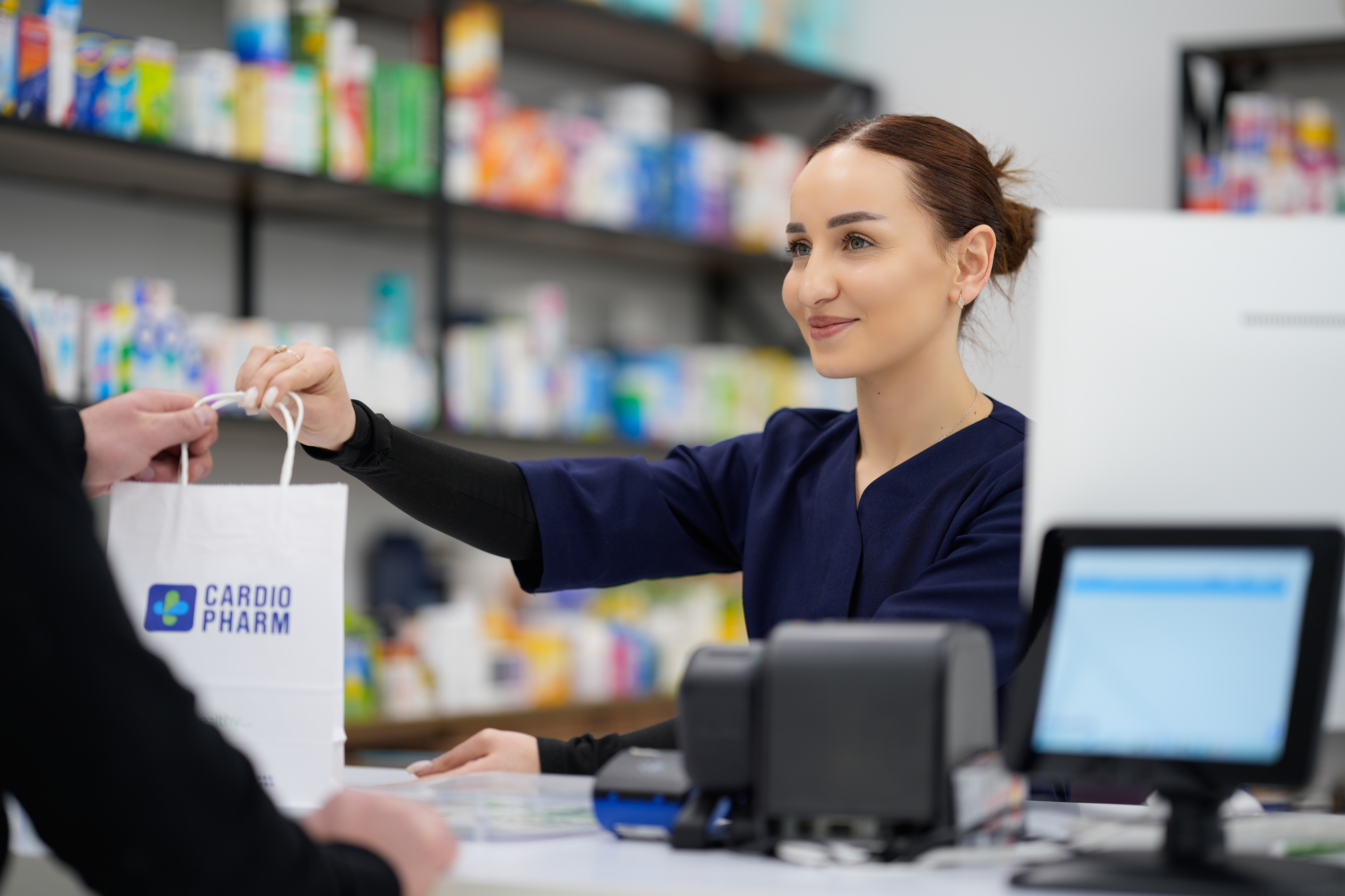 Cardio Pharm աշխատակիցը սպասարկում է հաճախորդին